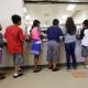 Niños traumatizados y sin agua limpia en centros de detención de Texas, dicen defensores
