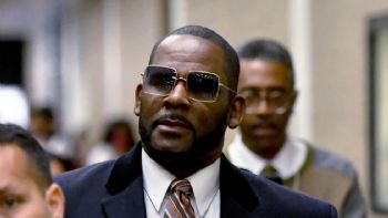 R. Kelly afirma que funcionarios de la prisión conspiraron para matarlo. El juez niega su liberación