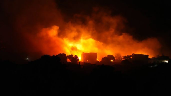 Más de 100 bomberos luchan contra un gran incendio forestal en la isla de Quíos, al este de Grecia