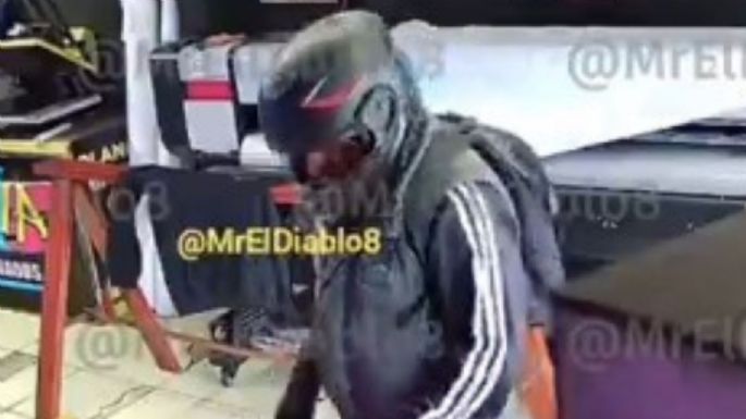 Graban a joven empleada que impide asalto con un marro en CDMX (VIDEO)