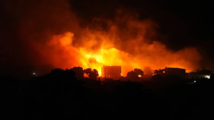 Más de 100 bomberos luchan contra un gran incendio forestal en la isla de Quíos, al este de Grecia