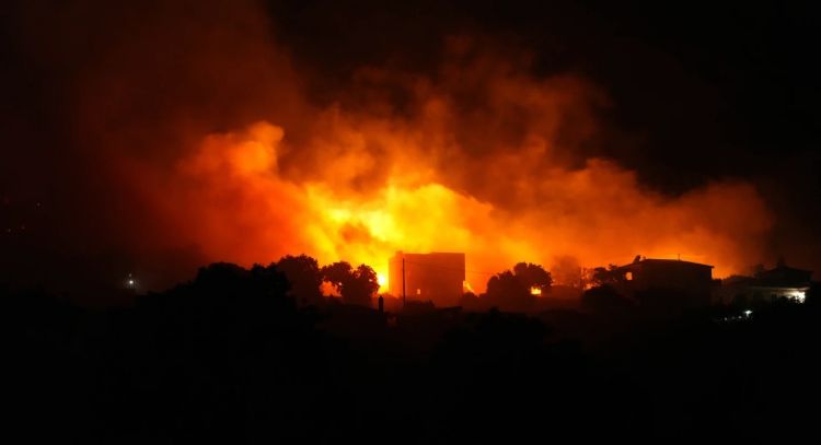 Más de 100 bomberos luchan contra un gran incendio forestal en la isla de Quíos, al este de Grecia