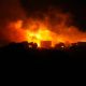 Más de 100 bomberos luchan contra un gran incendio forestal en la isla de Quíos, al este de Grecia