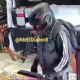 Graban a joven empleada que impide asalto con un marro en CDMX