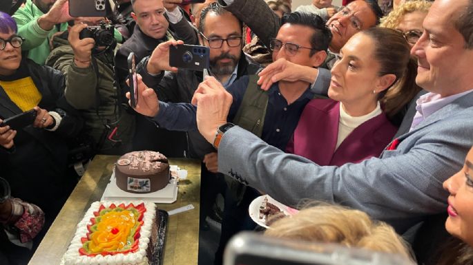 Con pasteles y “Las mañanitas”, Claudia Sheinbaum celebró su cumpleaños 63 en Palacio Nacional
