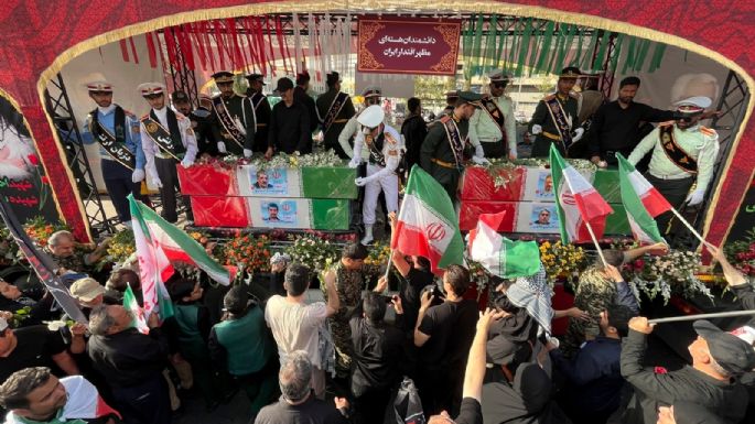 Cientos de miles despiden a mandos militares y científicos iraníes muertos en ataques de Israel