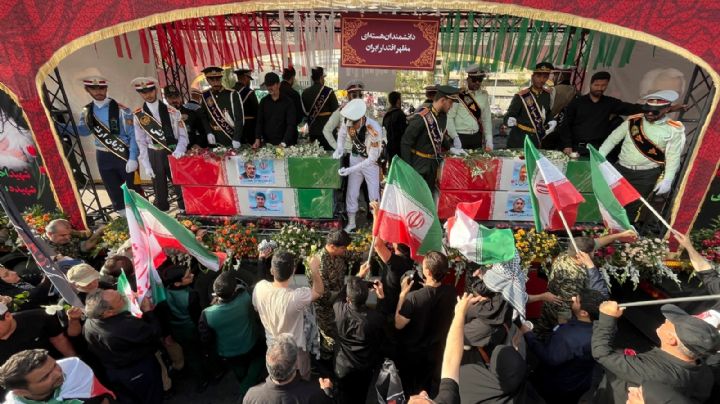 Cientos de miles despiden a mandos militares y científicos iraníes muertos en ataques de Israel