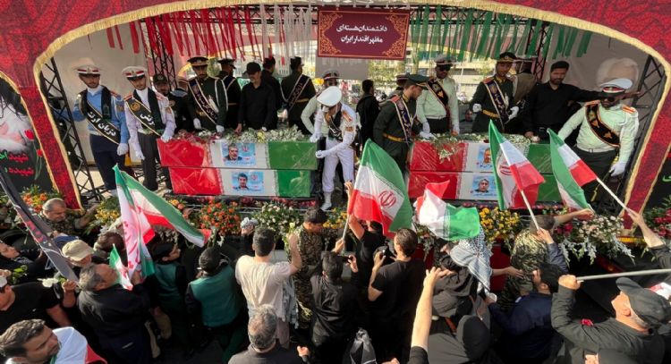 Cientos de miles despiden a mandos militares y científicos iraníes muertos en ataques de Israel