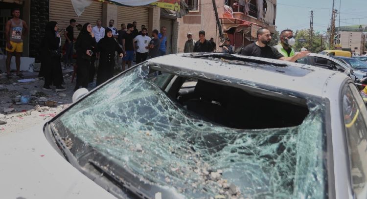 Un muerto y 11 heridos en intensos ataques israelíes en el sur del Líbano