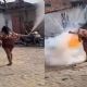 Mujer resulta herida por explosión de pirotecnia en su cara durante festejo religioso