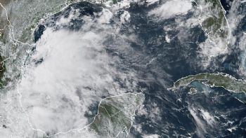 Se forman tormentas tropicales Barry y Flossie frente a costas de México. Estas son sus trayectorias