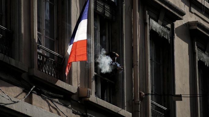 Francia prohibirá fumar en parques, playas y cerca de escuelas
