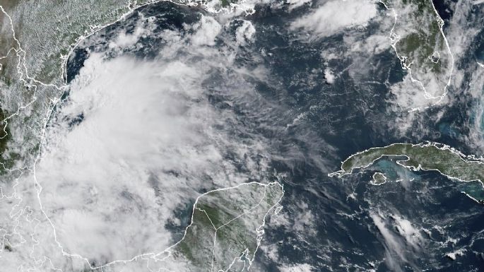 Se forman tormentas tropicales Barry y Flossie frente a costas de México. Estas son sus trayectorias