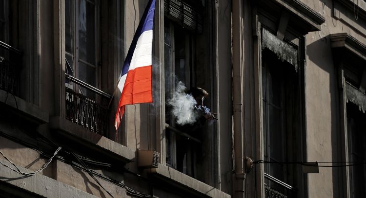 Francia prohibirá fumar en parques, playas y cerca de escuelas