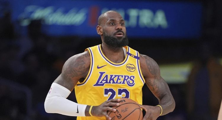 LeBron James jugará su temporada número 23 en la NBA y ganará 52.6 millones de dólares