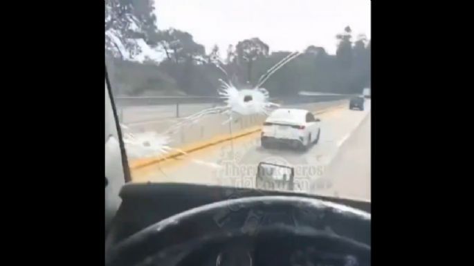 Trailero recibe un balazo, pero logra huir de asaltantes en la autopista México-Puebla (Video)
