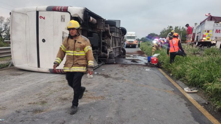 Vuelca autobús de pasajeros en NL; hay 11 muertos y 22 heridos