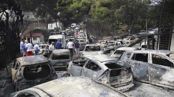 Condenan en Grecia a exfuncionarios de bomberos por incendio que mató a más de cien personas