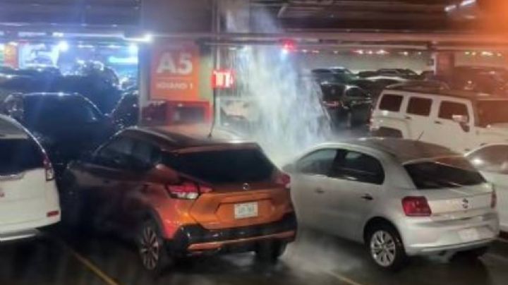 Cae cascada de agua sobre vehículos en Plaza Miyana Polanco (Video)