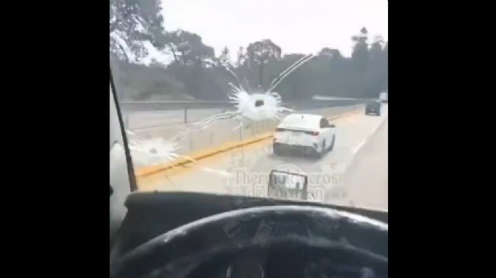 Trailero recibe un balazo, pero logra huir de asaltantes en la autopista México-Puebla (Video)