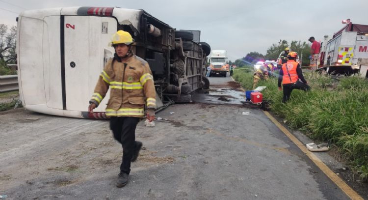 Vuelca autobús de pasajeros en NL; hay 11 muertos y 22 heridos