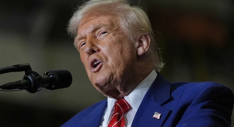 Trump indulta a dos buzos que liberaron 19 tiburones en la costa de Florida