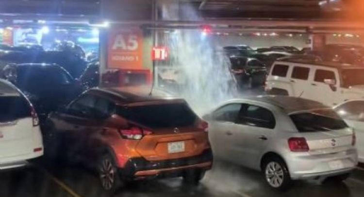 Tubería rota en estacionamiento de plaza Miyana "empapa" vehículos (Video)