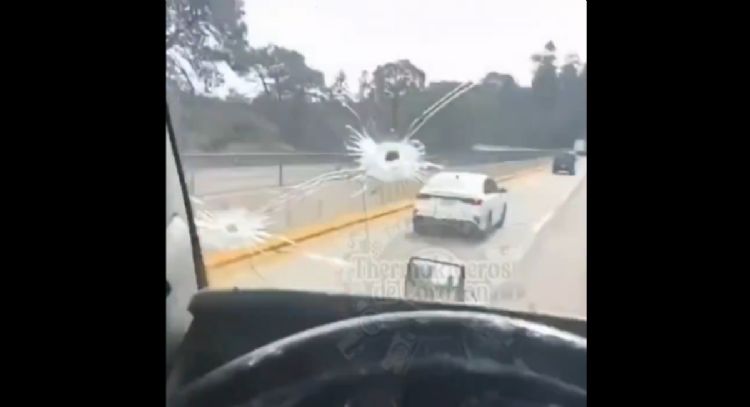 Trailero recibe un balazo, pero logra huir de asaltantes en la autopista México-Puebla (Video)