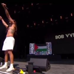 EU revoca visas al grupo británico Bob Vylan tras cánticos antisionistas en Glastonbury