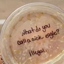 Clienta de Starbucks denuncia que recibió mensaje xenófobo escrito en tapa de su bebida