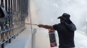 Foto ilustrativa de la nota titulada: Encapuchados protestan con violencia en Gobernación; policía los repele y CNTE se deslinda (Video)
