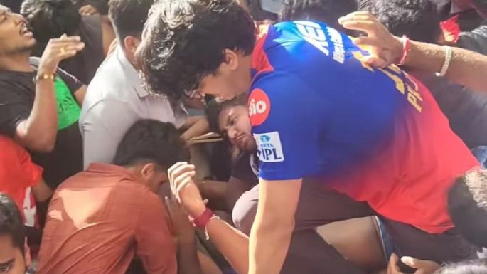 Estampida junto a un estadio de críquet deja al menos 10 muertos y decenas de heridos en la India
