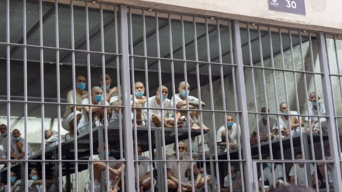Migrantes podrán impugnar deportaciones de EU a prisión de El Salvador