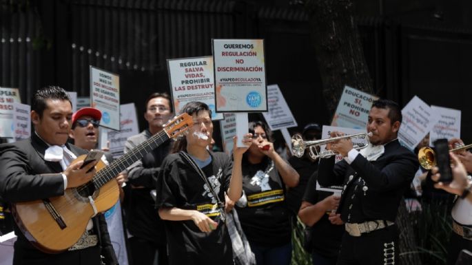 Con mariachi, asociaciones a favor de regularizar vapeadores se manifiestan en el Senado