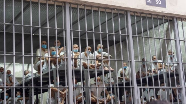 Migrantes podrán impugnar deportaciones de EU a prisión de El Salvador