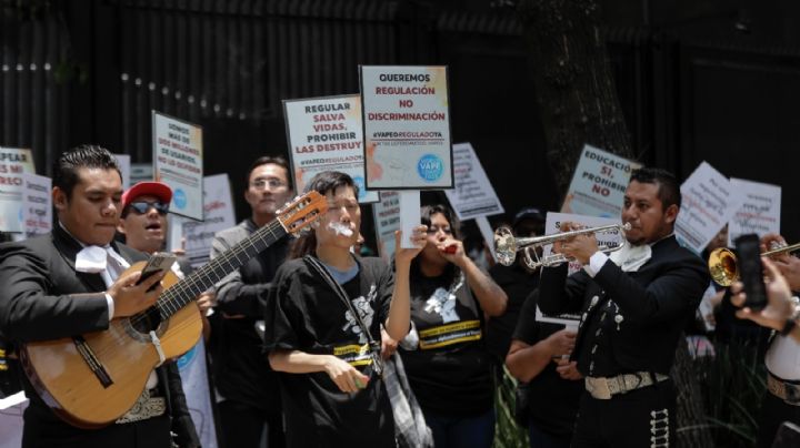 Con mariachi, asociaciones a favor de regularizar vapeadores se manifiestan en el Senado