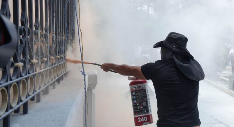 Encapuchados protestan con violencia en Gobernación; policía los repele y CNTE se deslinda (Video)