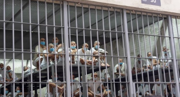 Migrantes podrán impugnar deportaciones de EU a prisión de El Salvador