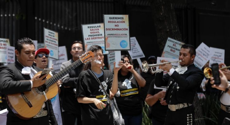 Con mariachi, asociaciones a favor de regularizar vapeadores se manifiestan en el Senado