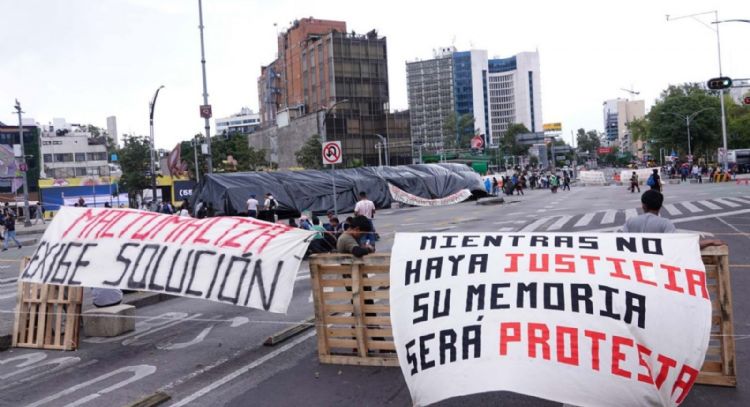 Normalistas de Chiapas bloquean Insurgentes y Reforma; acusan a gobernador