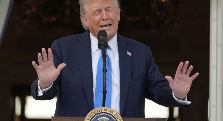 Trump anuncia prohibición total de viajes a EU para personas de 12 países y parcial para otros siete