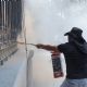 Encapuchados protestan con violencia en Gobernación; policía los repele y CNTE se deslinda (Video)