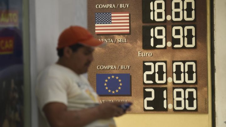 Peso avanza por debilidad del dólar y confianza del consumidor en México