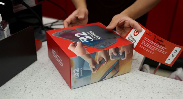 Clientes hacen largas filas en tiendas para recibir la nueva Nintendo Switch 2 (Video)