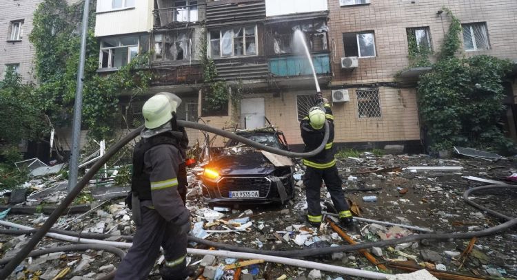 Ataques rusos en Ucrania matan a cuatro personas y hieren a más de dos docenas