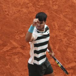 Alcaraz gana la final más larga de Roland Garros en cinco sets ante Sinner
