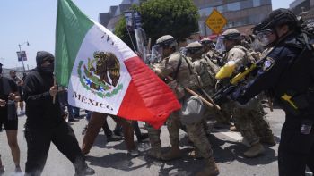 Embajador de EU en México critica uso de banderas mexicanas en protestas en Los Ángeles
