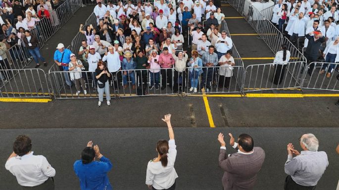 Sheinbaum inaugura ampliación de hospital entre protestas de trabajadores del IMSS-Bienestar
