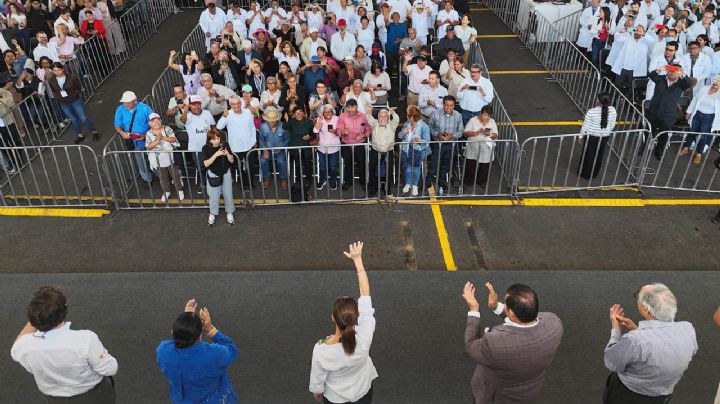 Sheinbaum inaugura ampliación de hospital entre protestas de trabajadores del IMSS-Bienestar