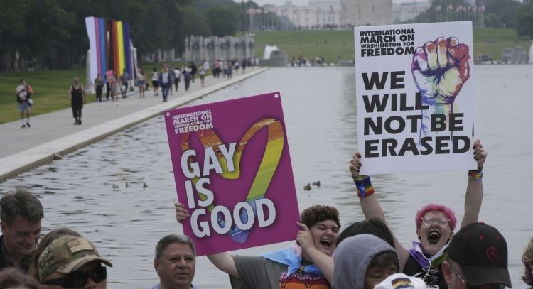 Marcha de orgullo gay en EU se convierte en protesta contra Trump